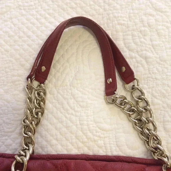 Kate Spade Quilted Gold Coast Maryanne red leather bath with gold hardware. - Picture 3 of 12